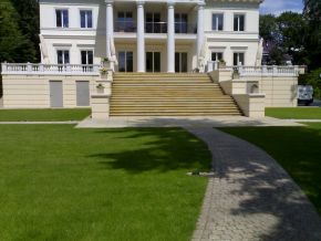 Gartenanlage mit Pflaster